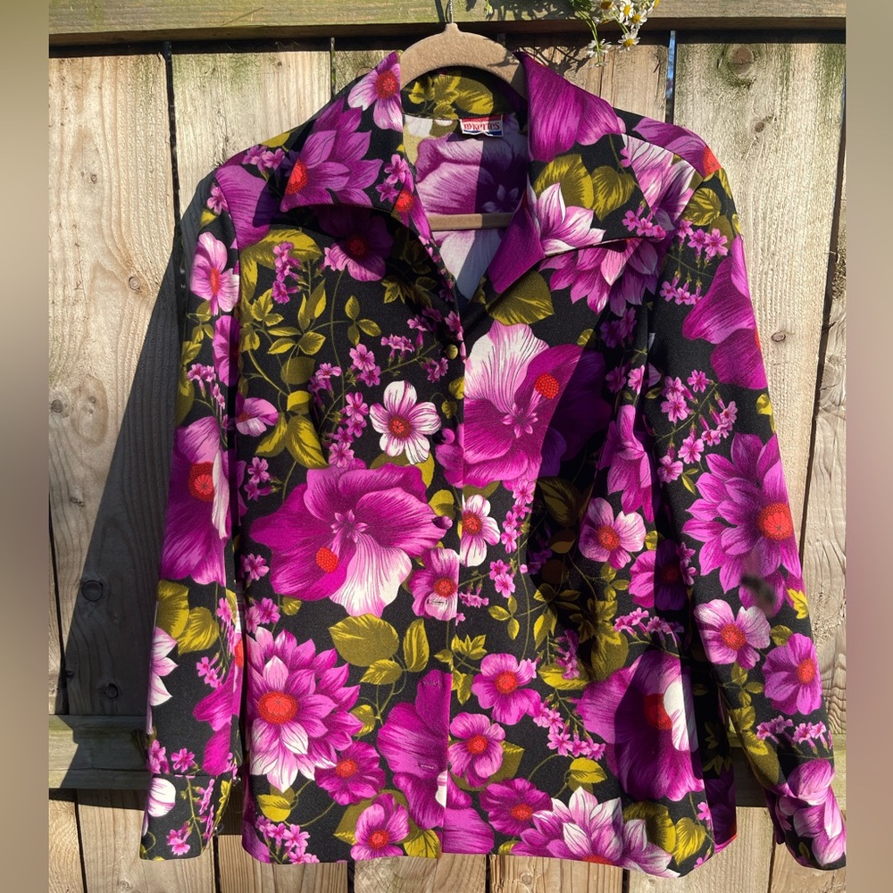1970s novelty print long sleeve blouse with large-scale flowers